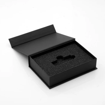 Czarne, duże pudełko na pendrive skórzany